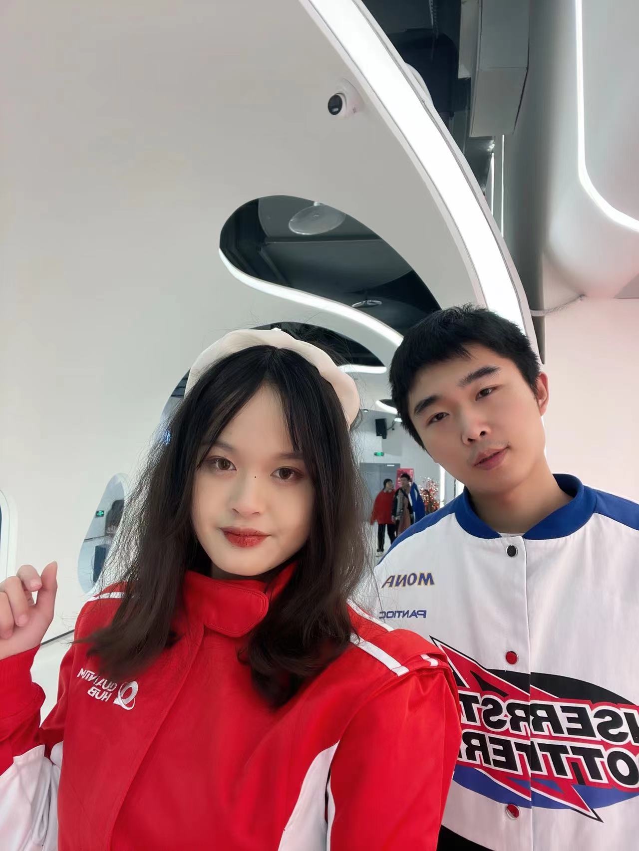 黄丹阳与王灿的赛车服合照